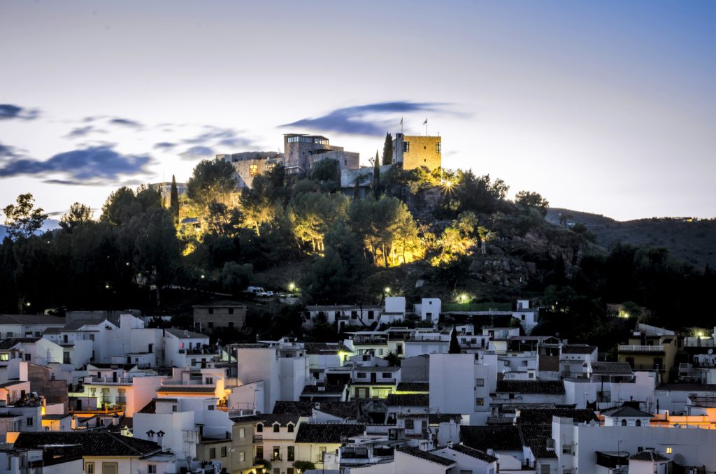 Castillo de Monda in de avond