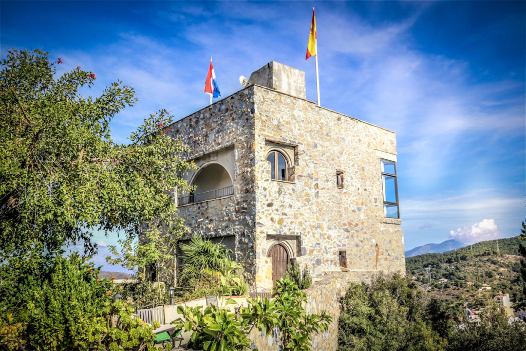 De Spaanse en Nederlandse vlag op de toren van Castillo de Monda