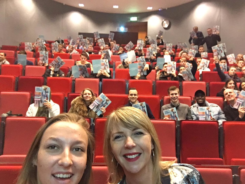 Joyce van Ombergen-Jong maakt selfie tijdens collegetour